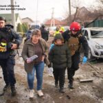 Ворог вдарив по Запоріжжю: постраждали люди, зруйновано будинки, змінюють рух потяги (фото)