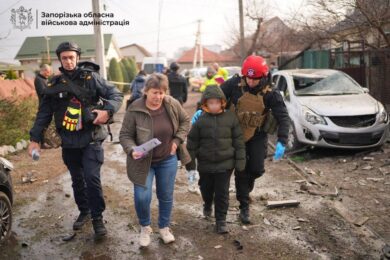 Ворог вдарив по Запоріжжю: постраждали люди, зруйновано будинки, змінюють рух потяги (фото)