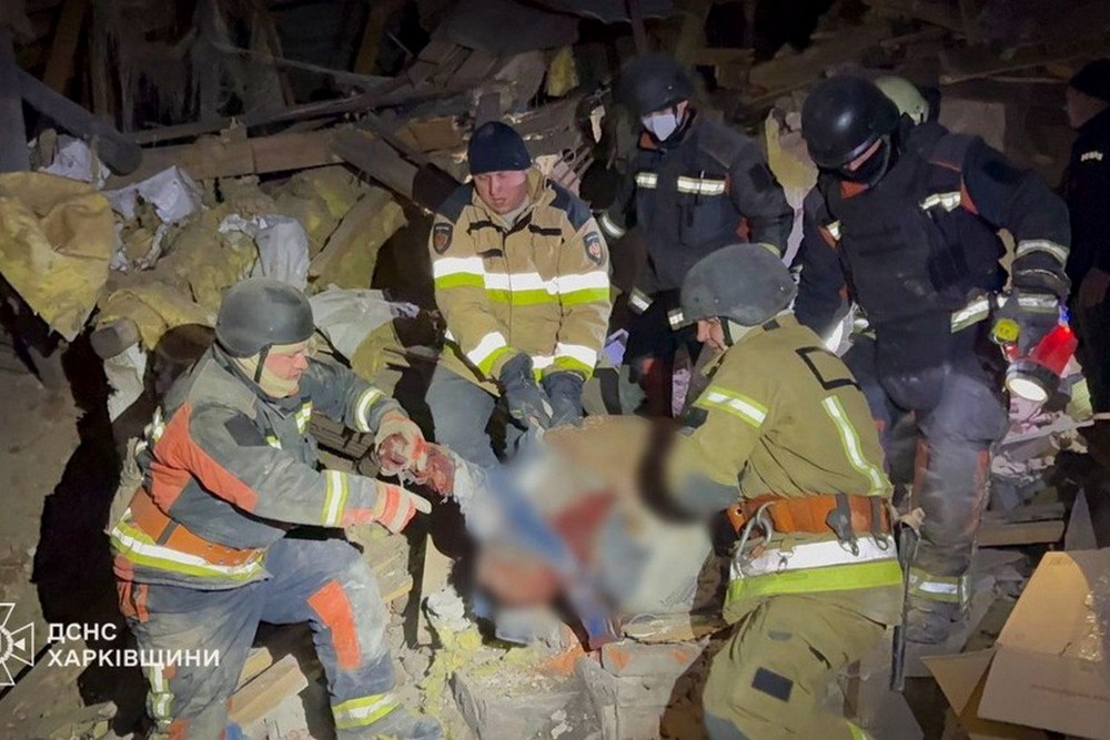 Є вбиті і поранена: ворог скинув 4 бомби на Ізюм (фото, відео)