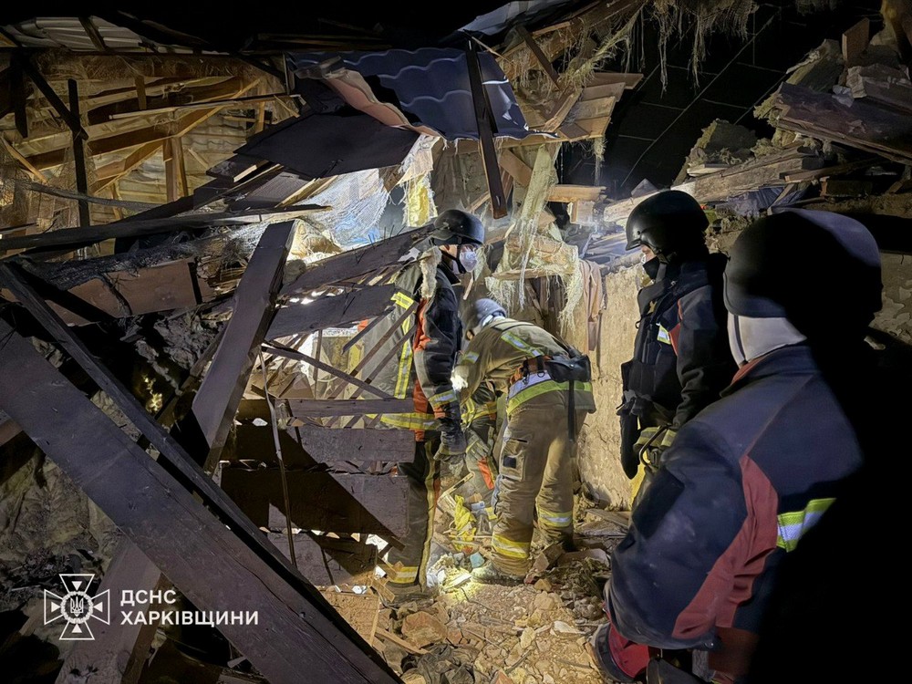 Є вбиті і поранена: ворог скинув 4 бомби на Ізюм (фото, відео)