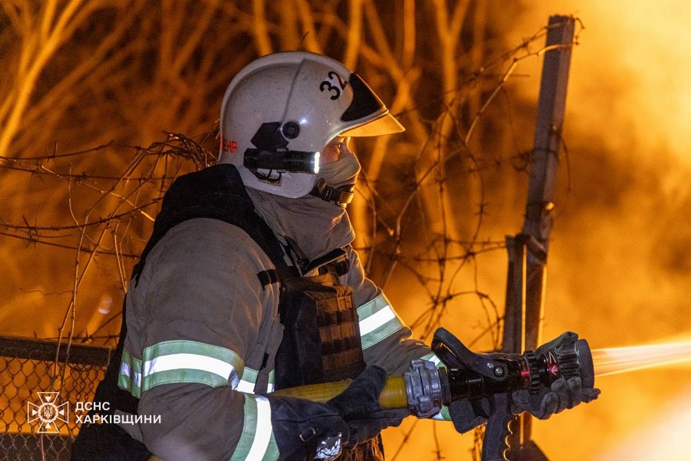 1 загиблий та 14 поранених, удари про критично важливим об’єктам — наслідки ворожих атак на Харківщину за добу