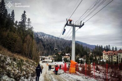 Зупинився крісельний підйомник з 80