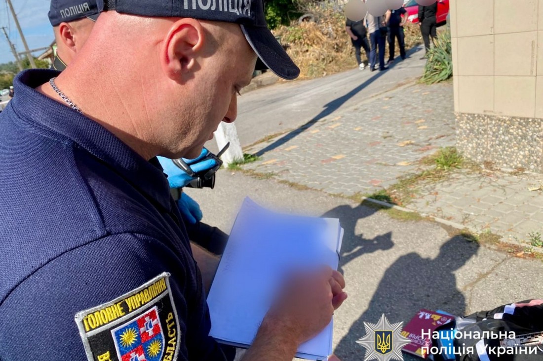 Двоє підлітків 15 і 16 років загинули від ножових поранень. У скоєнні вбивства підозрюють чоловіка, який раніше працював вчителем у Шаргороді на Вінниччині. 