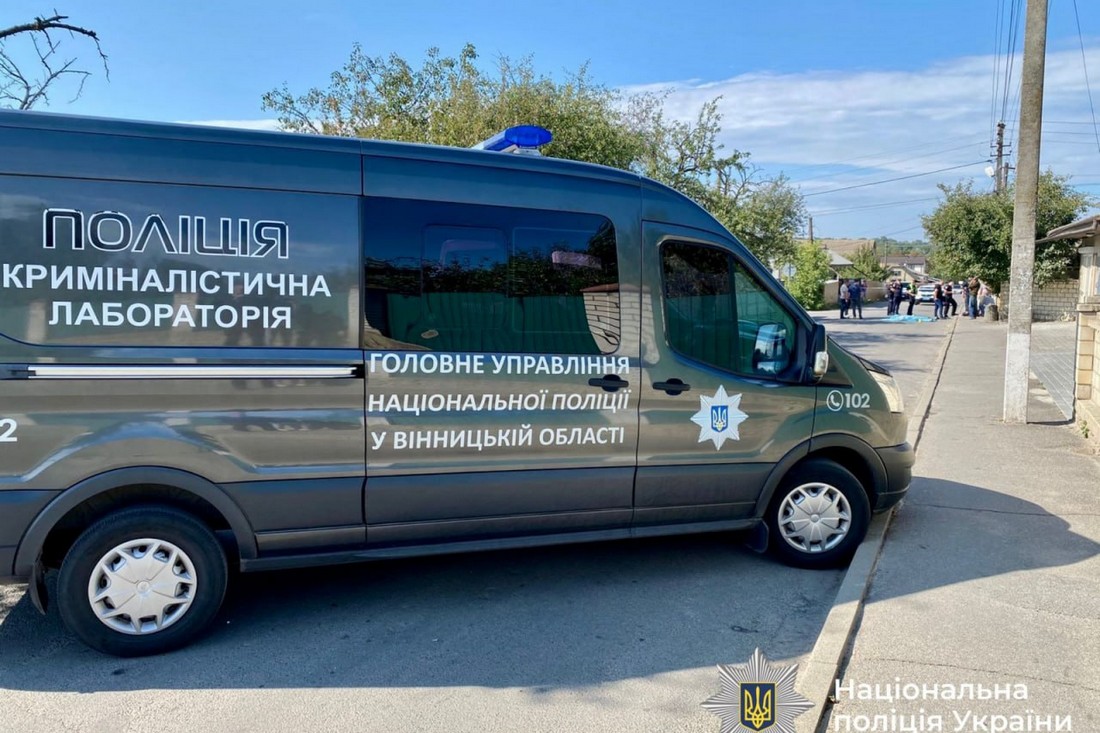 Двоє підлітків 15 і 16 років загинули від ножових поранень. У скоєнні вбивства підозрюють чоловіка, який раніше працював вчителем у Шаргороді на Вінниччині. 