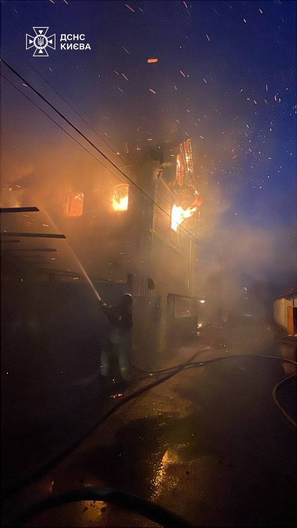 Майже всю ніч і вранці триває масштабна атака на Київ: багато влучань у житлові багатоповерхівки (фото, відео)