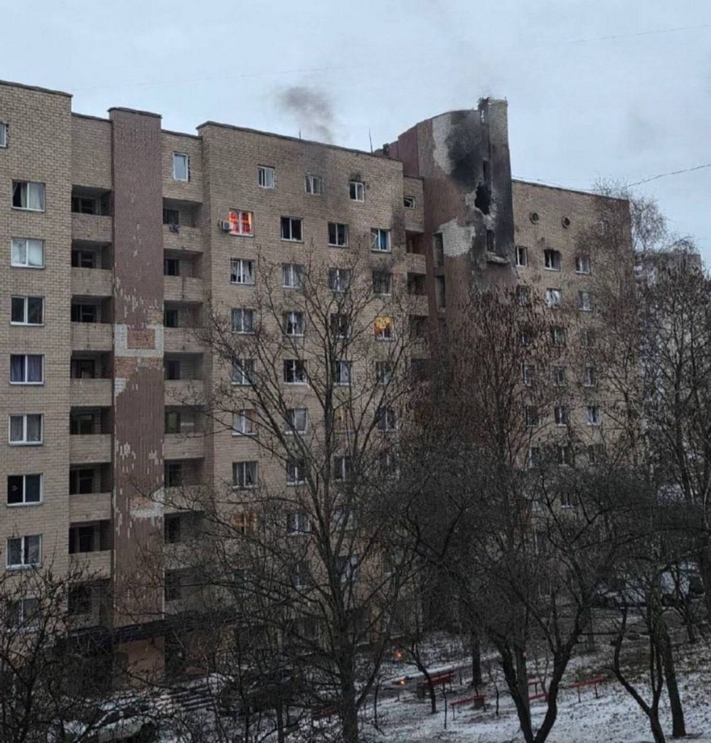 Майже всю ніч і вранці триває масштабна атака на Київ: багато влучань у житлові багатоповерхівки (фото, відео)