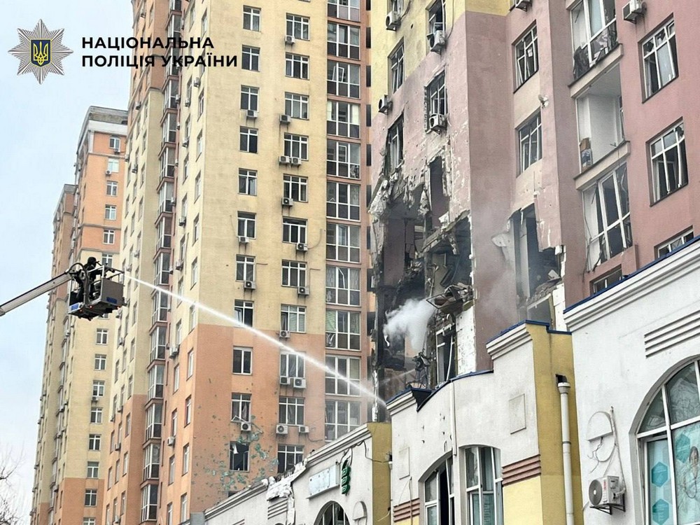 Майже всю ніч і вранці триває масштабна атака на Київ: багато влучань у житлові багатоповерхівки (фото, відео)