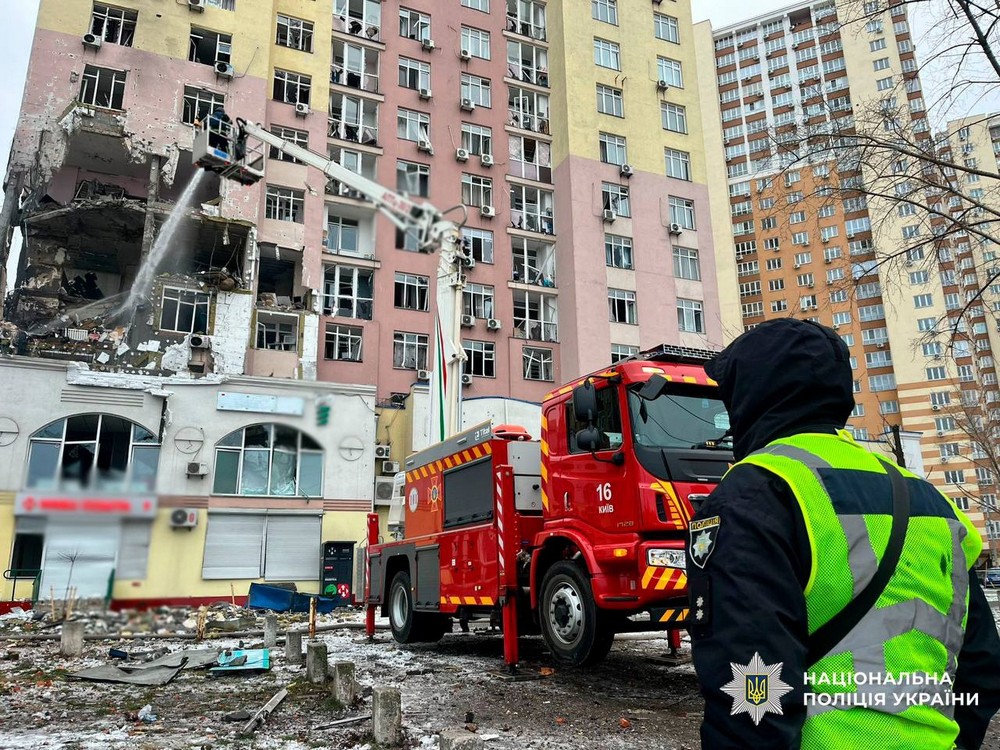 Майже всю ніч і вранці триває масштабна атака на Київ: багато влучань у житлові багатоповерхівки (фото, відео)