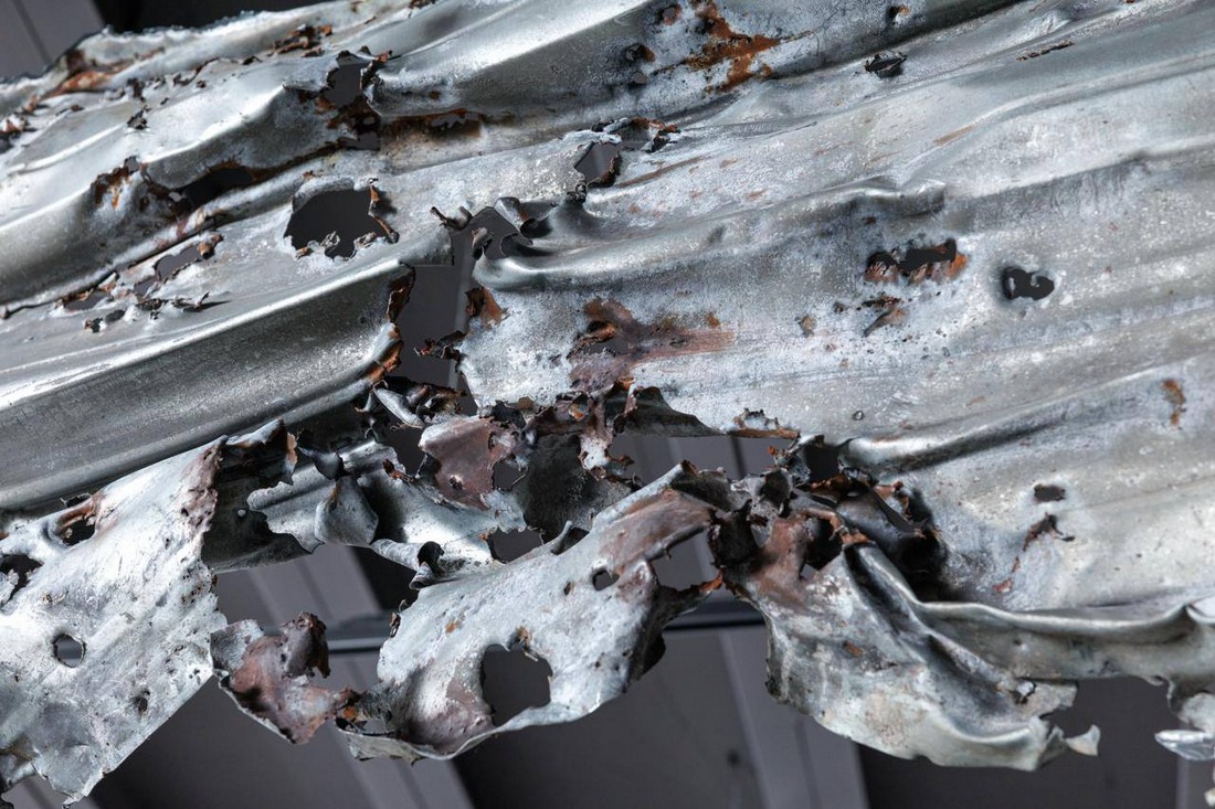 Мистецтво з руїн: український художник створив інсталяцію з уламків ТЕС (фото)