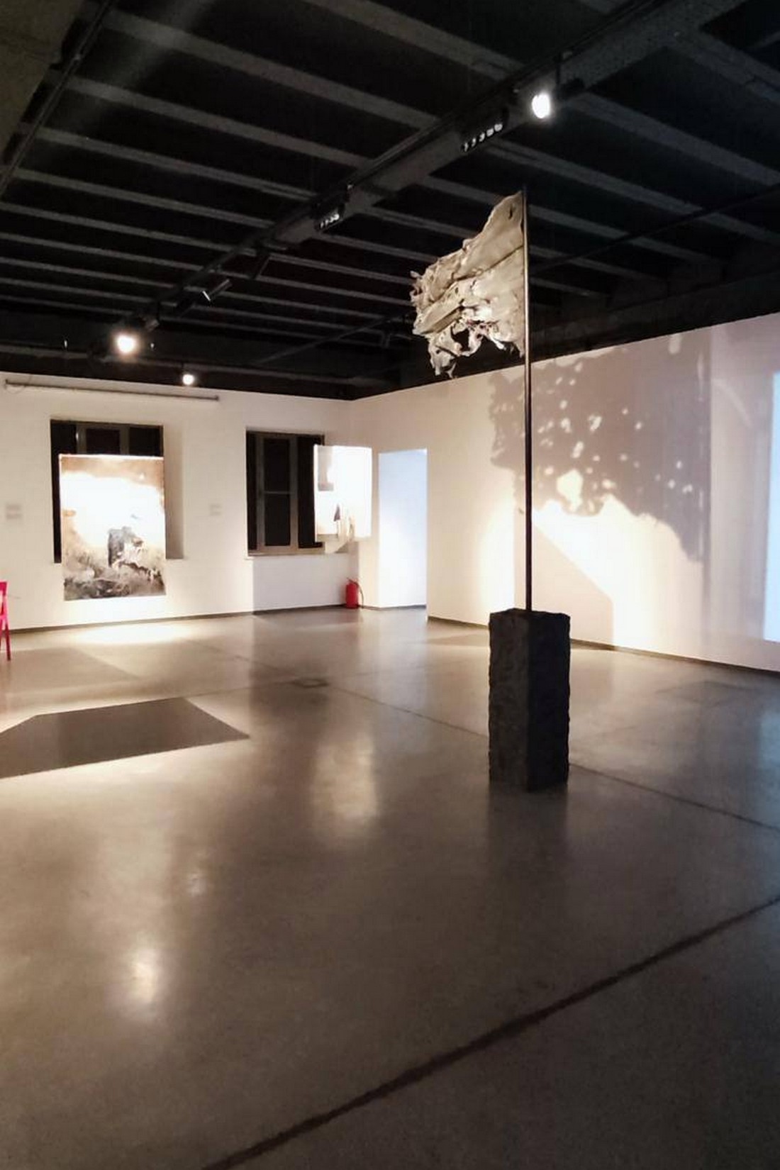 Мистецтво з руїн: український художник створив інсталяцію з уламків ТЕС (фото)