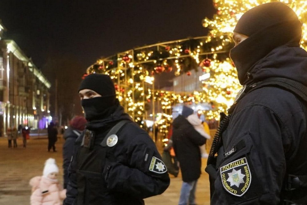 По всій Україні посилюють патрулювання за участю військових і поліції: які заборони і правила діють на свята 1 По всій Україні посилюють патрулювання за участю військових і поліції: які заборони і правила діють на свята