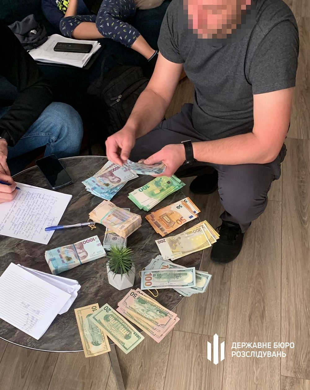 u zaporizhzhi dbr povidomilo pro pidozru eksposadovcyu dsns za nezakonne zbagachennya na majzhe 13 mln grn 8