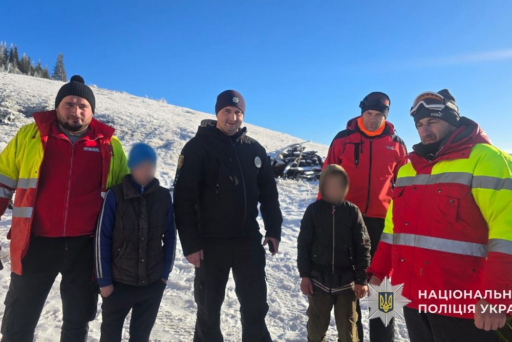 Майже три доби шукали у Карпатах двох неповнолітніх хлопчиків. На щастя, дітей знайшли живими. Але до їх батьків є питання.