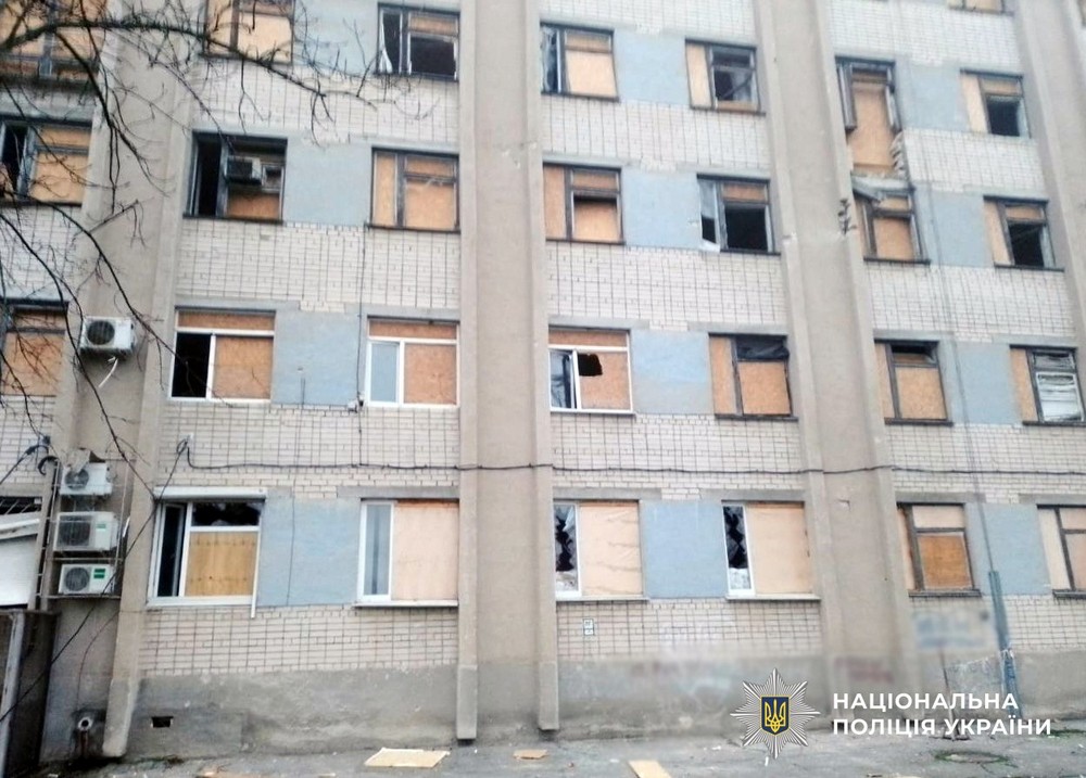 Виявили тіло у розтрощеній квартирі, ще троє людей поранено: наслідки обстрілів Херсонщини