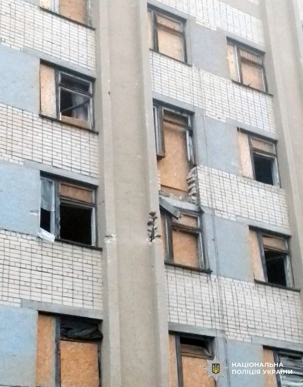 Виявили тіло у розтрощеній квартирі, ще троє людей поранено: наслідки обстрілів Херсонщини