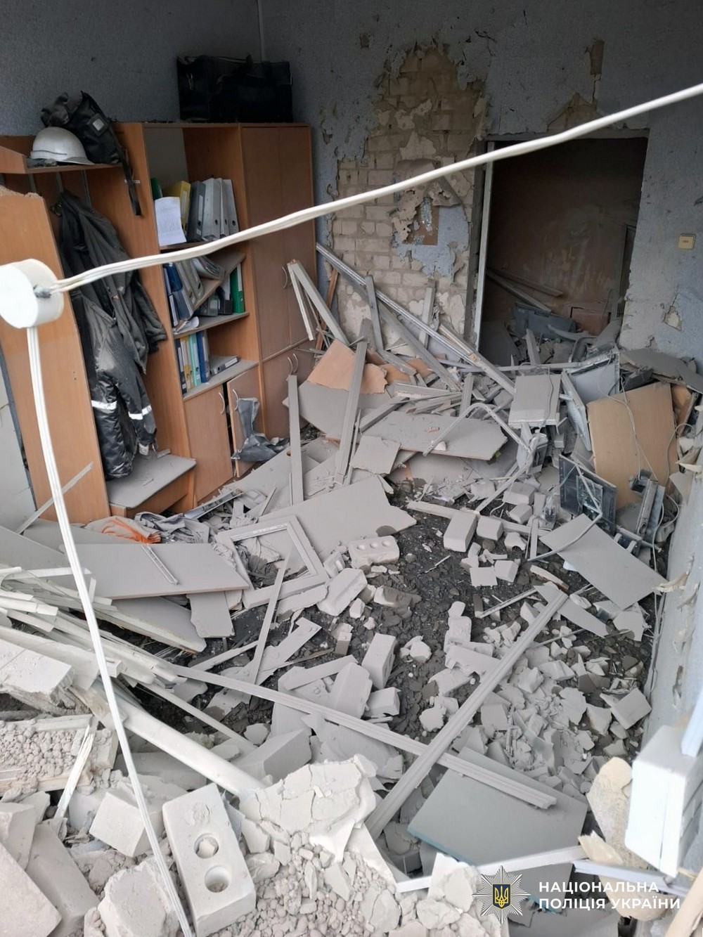 Виявили тіло у розтрощеній квартирі, ще троє людей поранено: наслідки обстрілів Херсонщини