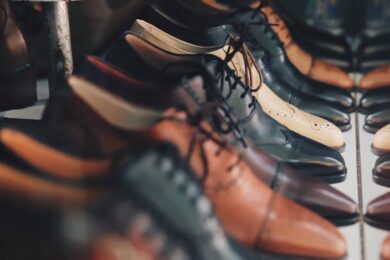 Допомога ВПО у Луцьку: можна отримати взуття, триває реєстрація