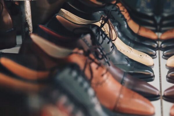 Допомога ВПО у Луцьку: можна отримати взуття, триває реєстрація