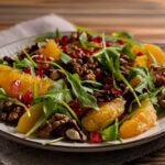 Рецепт дня: «Різдвяний салат з апельсинами, гранатом і горіхами»