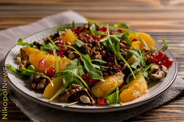 Рецепт дня: «Різдвяний салат з апельсинами, гранатом і горіхами»