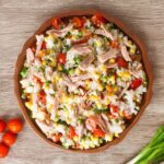 Рецепт дня: «Салат з тунцем, рисом і кукурудзою»