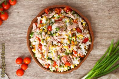 Рецепт дня: «Салат з тунцем, рисом і кукурудзою»