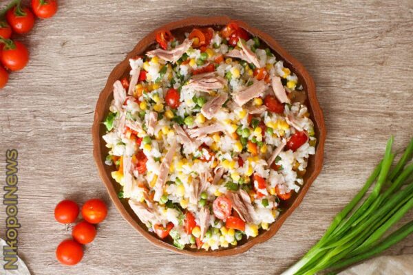 Рецепт дня: «Салат з тунцем, рисом і кукурудзою»