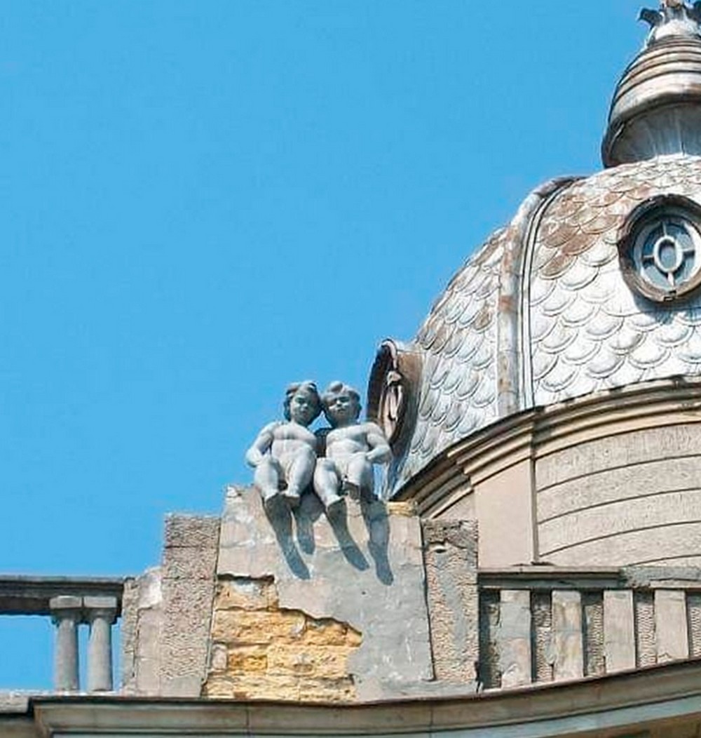 Окупанти зруйнували легендарну будівлю з янголятами у Херсоні. Вона була однією із найкрасивіших у місті. Це знакова будівля Херсону. Один із його символів. Пам’ятка архітектури… Окупанти зруйнували легендарну будівлю з янголятами у Херсоні. Вона була однією із найкрасивіших у місті. Це знакова будівля Херсону. Один із його символів. Пам’ятка архітектури…