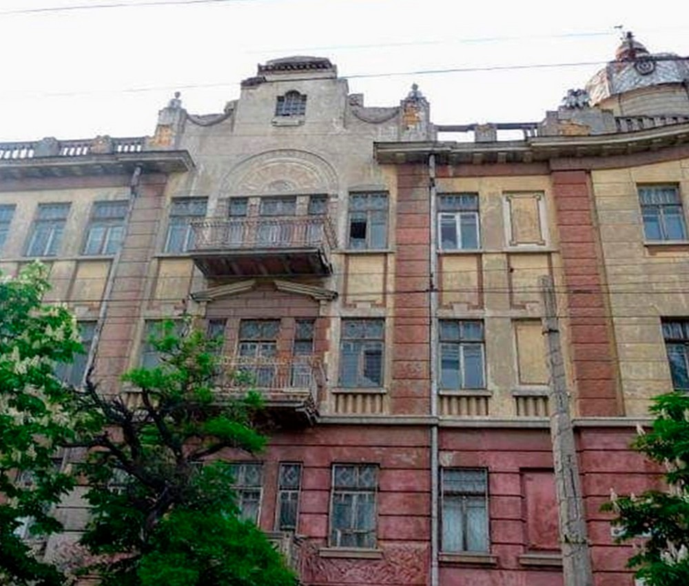 Окупанти зруйнували легендарну будівлю з янголятами у Херсоні. Вона була однією із найкрасивіших у місті. Це знакова будівля Херсону. Один із його символів. Пам’ятка архітектури… Окупанти зруйнували легендарну будівлю з янголятами у Херсоні. Вона була однією із найкрасивіших у місті. Це знакова будівля Херсону. Один із його символів. Пам’ятка архітектури…