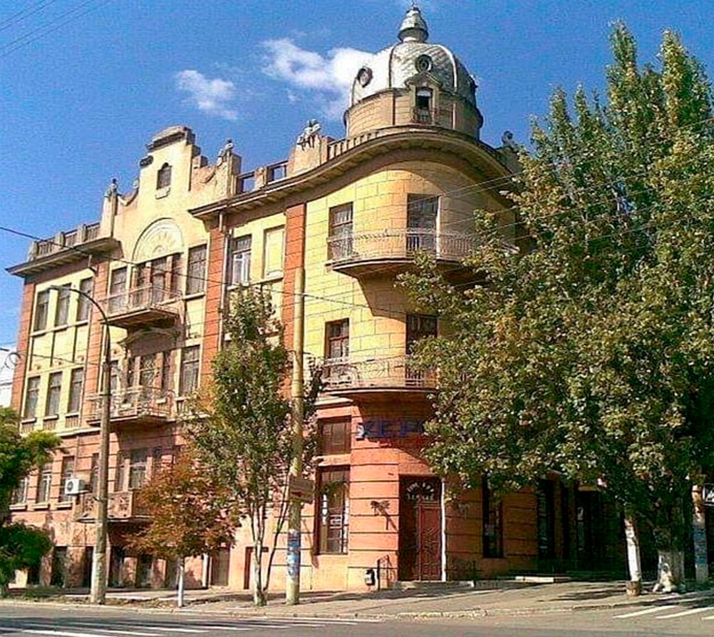 «Ааааай, як боляче!!!» Окупанти зруйнували легендарну будівлю з янголятами у Херсоні (фото) «Ааааай, як боляче!!!» Окупанти зруйнували легендарну будівлю з янголятами у Херсоні (фото)