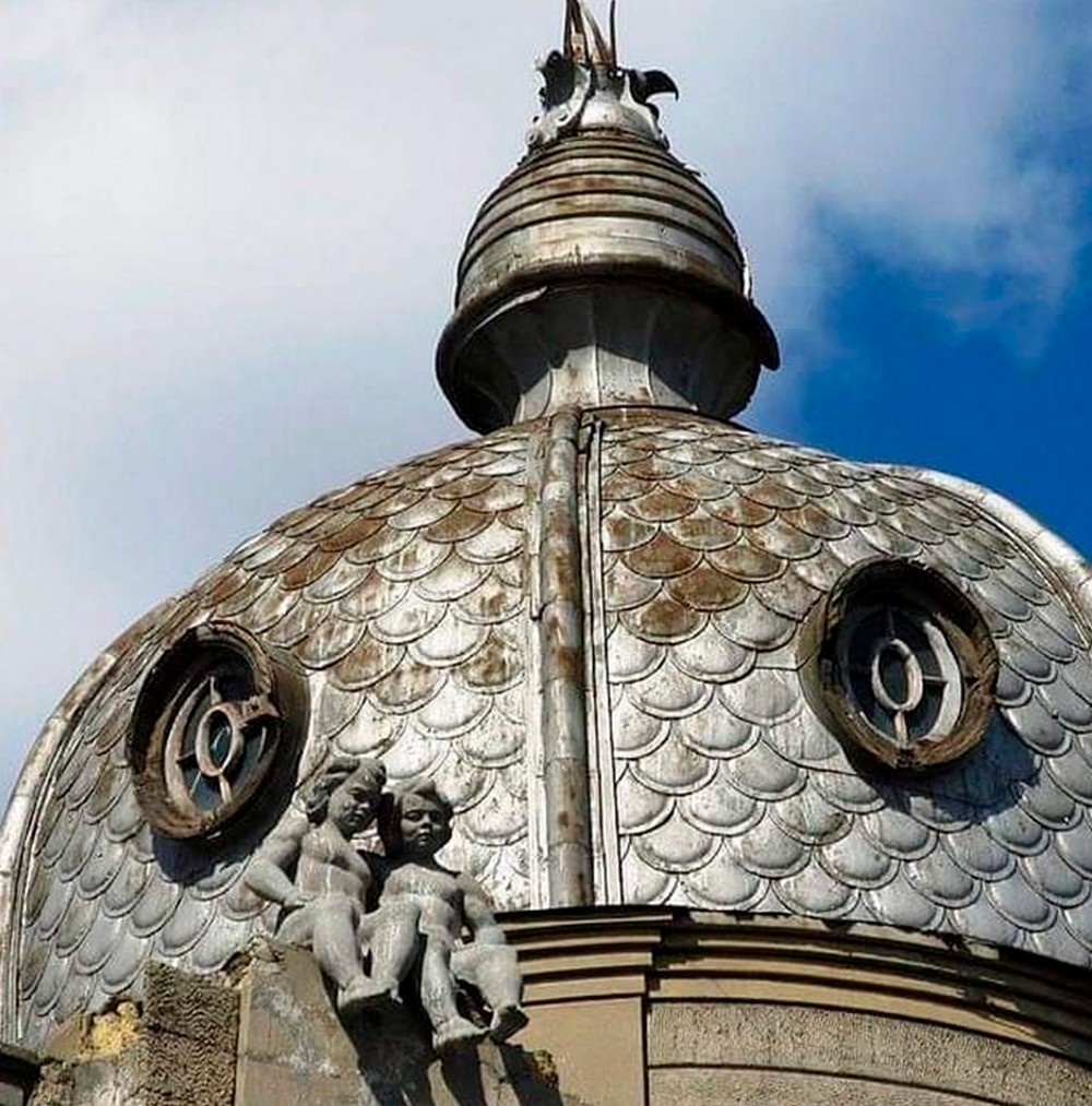 Окупанти зруйнували легендарну будівлю з янголятами у Херсоні. Вона була однією із найкрасивіших у місті. Це знакова будівля Херсону. Один із його символів. Пам’ятка архітектури… Окупанти зруйнували легендарну будівлю з янголятами у Херсоні. Вона була однією із найкрасивіших у місті. Це знакова будівля Херсону. Один із його символів. Пам’ятка архітектури…