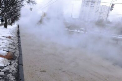 16-річна дівчина впала в яму з окропом у Києві: службову недбалість розслідує прокуратура