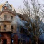 «Ааааай, як боляче!!!» Окупанти зруйнували легендарну будівлю з янголятами у Херсоні (фото)