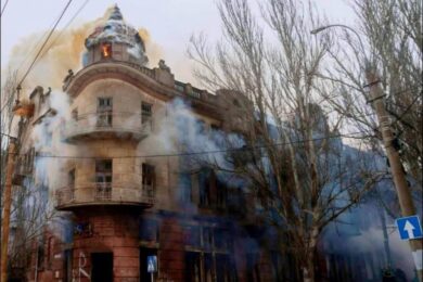 «Ааааай, як боляче!!!» Окупанти зруйнували легендарну будівлю з янголятами у Херсоні (фото)