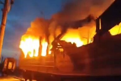 Удар по потягу на Харківщині: все, що відомо станом на ранок (фото, відео)