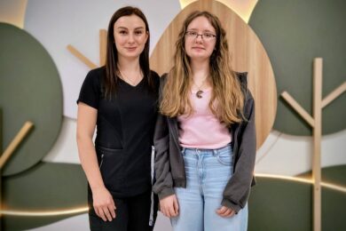 Тиждень ходила з голкою в руці – лікарі у Львові врятували школярку (фото)