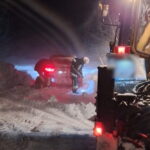 Надзвичайники рятували «швидку» з хворою дитиною, яка застрягла на засніженій дорозі – відео інциденту на Прикарпатті