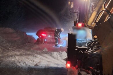 Надзвичайники рятували «швидку» з хворою дитиною, яка застрягла на засніженій дорозі – відео інциденту на Прикарпатті