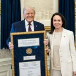 Трамп отримав премію миру від Мачадо і радіє немов дитина (відео)