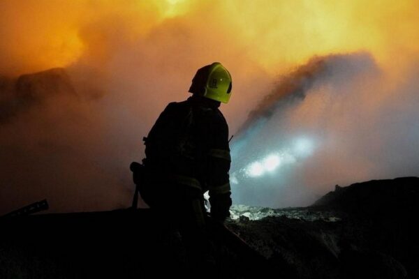 Ворогом здійснена чергова масована нічна повітряна атака 20 січня. Вона розпочалася ще з вечора напередодні і триває досі. Окупанти запустили по Україні ракети і сотні безпілотників. Завдали нових серйозних ударів по енергетиці. На жаль, не обійшлося без жертв і постраждалих.