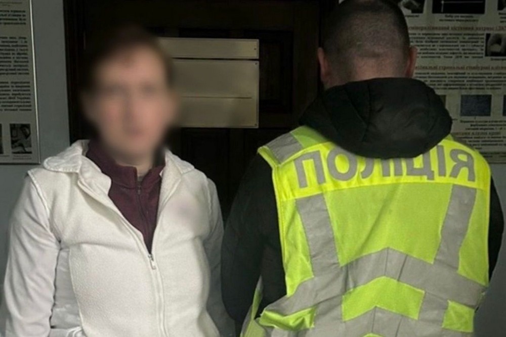 Осиплість голосу і кашель виявилися проявами страшної хвороби: смерть 8-річної дівчинки у Києві розслідує поліція 1 Осиплість голосу і кашель, а також утруднення дихання. З такими симптомами звернулися мама з дитиною до лікарів. А вже через три години медики зафіксували смерть 8-річної дівчинки. Трагедія сталася у Києві. Відкрите кримінальне провадження.