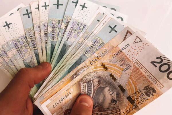 Грошова допомога українцям у Польщі: з 1 лютого зміняться умови програми 800+