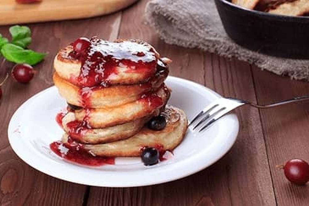 Рецепт дня: «Млинці на йогурті з яблуками»