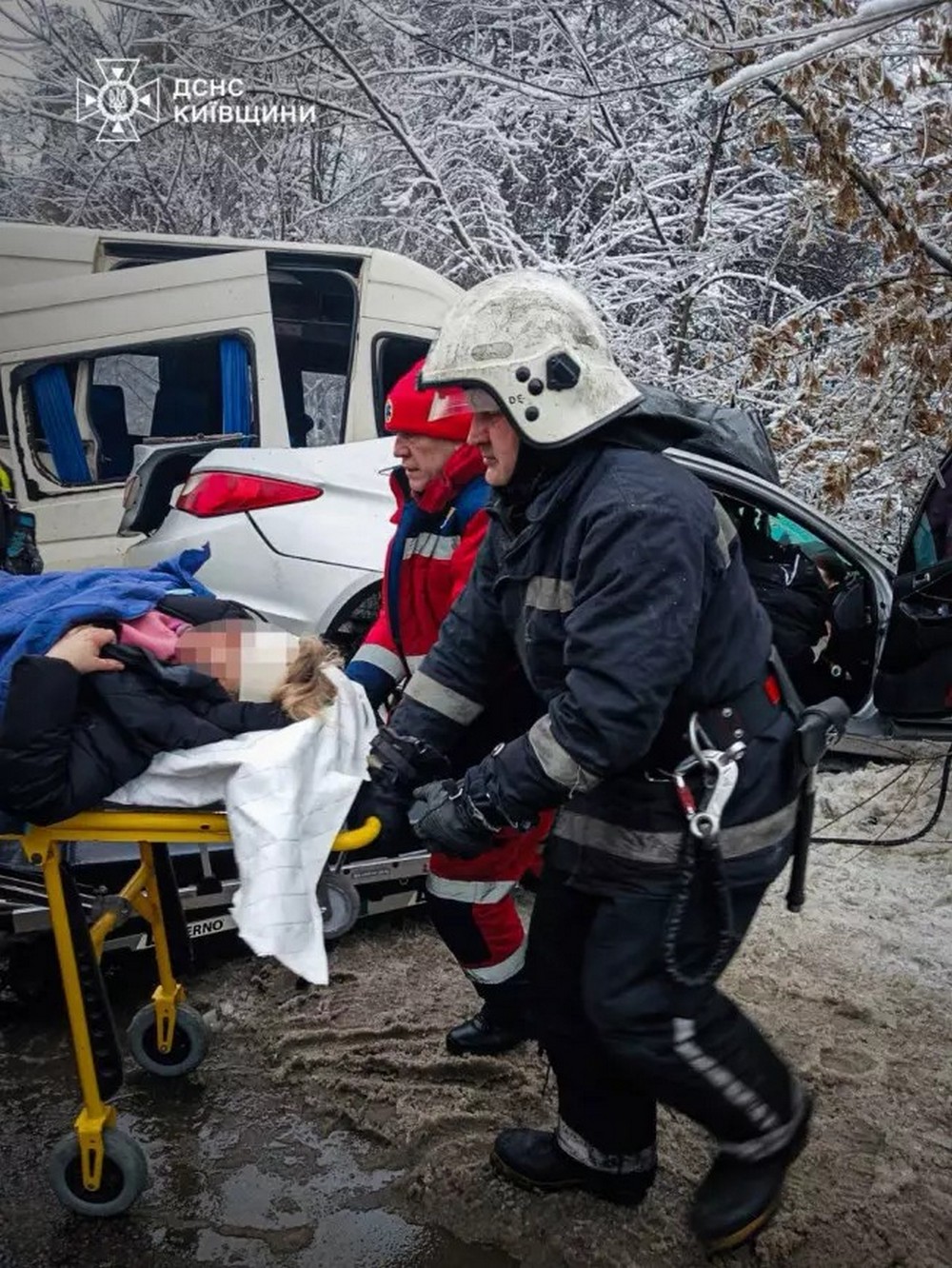 Двоє людей загинуло та 10 отримали травми – жахлива ДТП на Київщині Двоє людей загинуло та 10 отримали травми – жахлива ДТП на Київщині