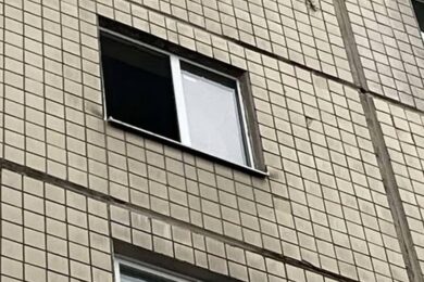 Мати викинула з вікна квартири на 9-му поверсі 8-річну доньку і стрибнула слідом: обставини події у Запоріжжі розслідує поліція