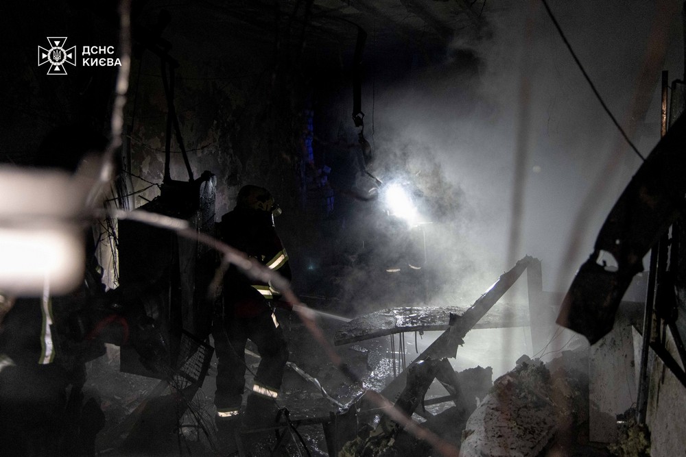 Ворог вдарив по лікарні у Києві: загинув пацієнт, є постраждалі (фото, відео)