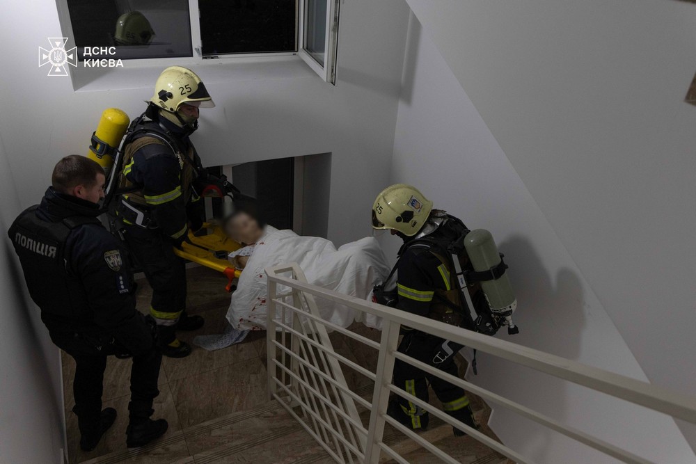 Ворог вдарив по лікарні у Києві: загинув пацієнт, є постраждалі (фото, відео) 1 Ворог вдарив по лікарні у Києві: загинув пацієнт, є постраждалі (фото, відео)
