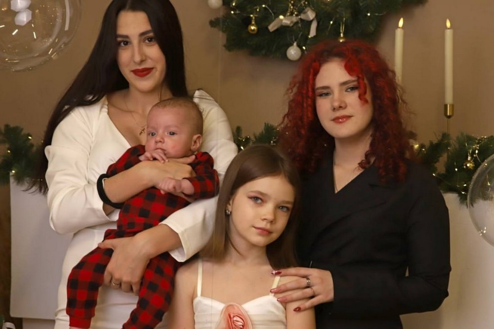 Втратили маму і брата, але змогли вижити: історія трьох сестер з Маріуполя