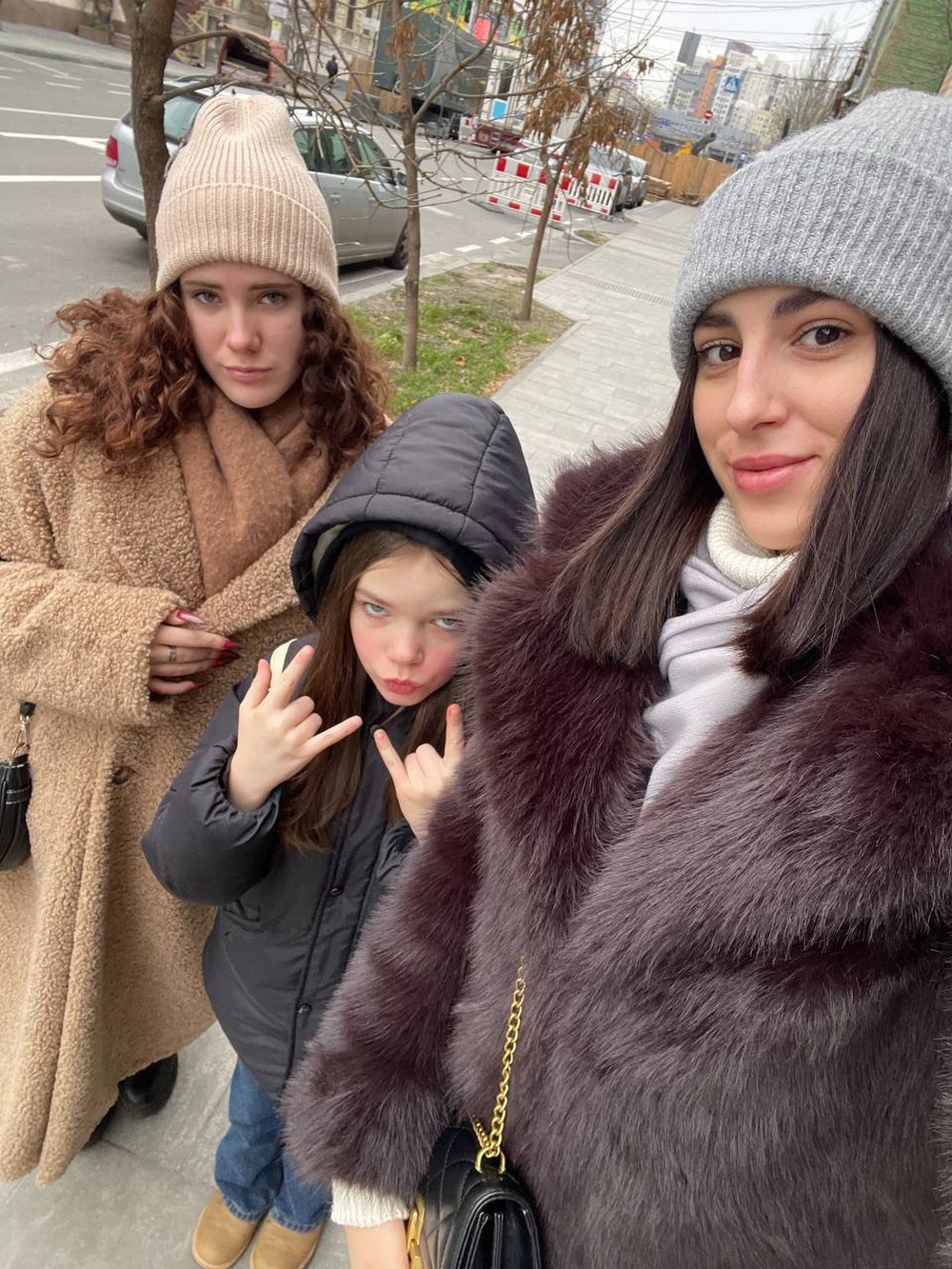 611619699 1267415472083492Втратили маму і брата, але змогли вижити: історія трьох сестер з Маріуполя Втратили маму і брата, але змогли вижити: історія трьох сестер з Маріуполя