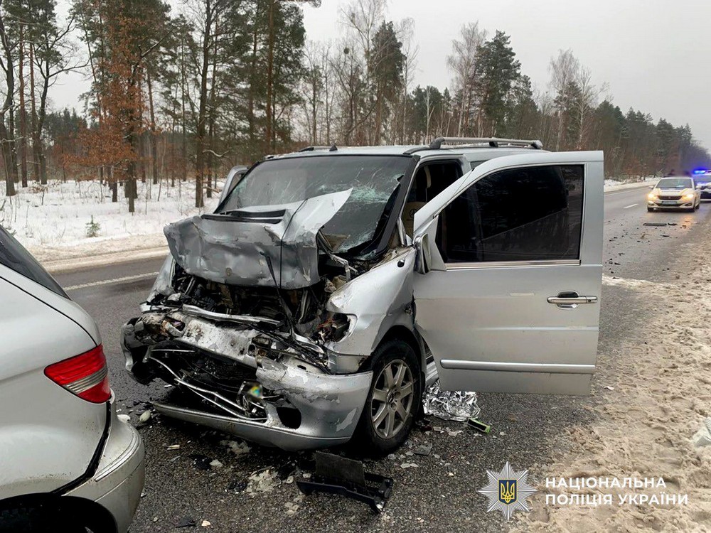 Внаслідок масштабної ДТП на Житомирщині один загиблий і четверо постраждалих.